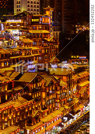 中国の重慶にある洪崖洞のとても美しい夜景 132452282