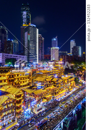 中国の重慶にある洪崖洞のとても美しい夜景 132452283