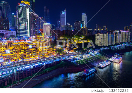 中国の重慶にある洪崖洞のとても美しい夜景 中国の重慶にある洪崖洞のとても美しい夜景 132452285