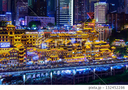 中国の重慶にある洪崖洞のとても美しい夜景 132452286