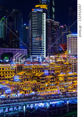 中国の重慶にある洪崖洞のとても美しい夜景 中国の重慶にある洪崖洞のとても美しい夜景 132452287