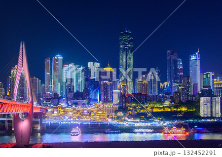 中国の重慶にある洪崖洞のとても美しい夜景 中国の重慶にある洪崖洞のとても美しい夜景 132452291