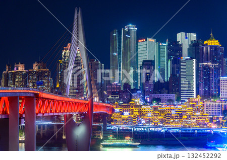 中国の重慶にある洪崖洞のとても美しい夜景 132452292