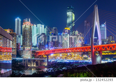 中国の重慶にある洪崖洞のとても美しい夜景 132452293