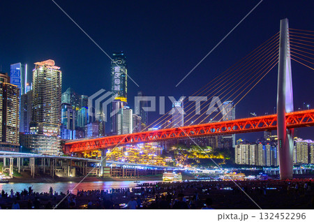 中国の重慶にある洪崖洞のとても美しい夜景 132452296