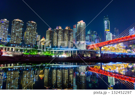 中国の重慶にある洪崖洞のとても美しい夜景 中国の重慶にある洪崖洞のとても美しい夜景 132452297