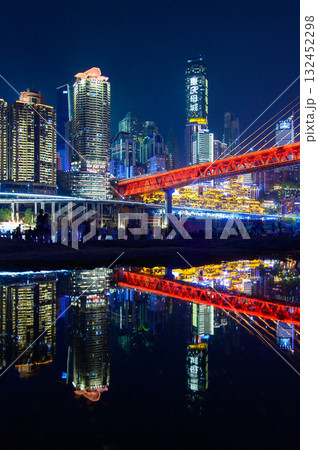 中国の重慶にある洪崖洞のとても美しい夜景 132452298