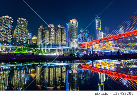 中国の重慶にある洪崖洞のとても美しい夜景 132452299