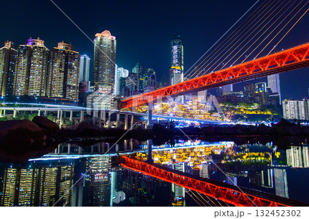 中国の重慶にある洪崖洞のとても美しい夜景 中国の重慶にある洪崖洞のとても美しい夜景 132452302