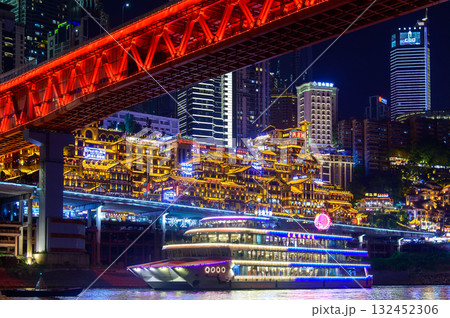 中国の重慶にある洪崖洞のとても美しい夜景 132452306