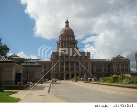 オースティンの秋空に佇むテキサス州会議事堂 132452611