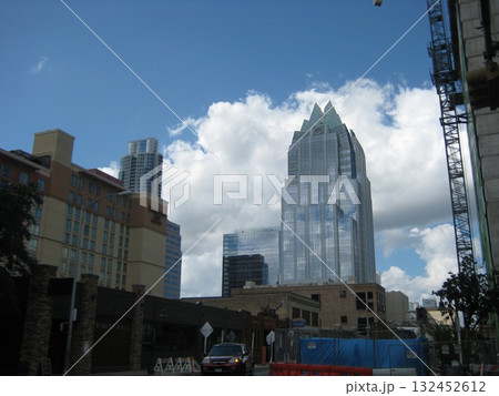 オースティンの秋空に佇むフロストバンクタワー 132452612