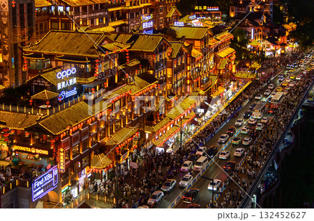 中国の重慶の光輝くとても美しい夜景 132452627