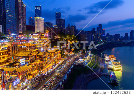 中国の重慶の光輝くとても美しい夜景 132452628