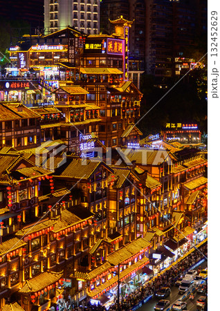 中国の重慶の光輝くとても美しい夜景 132452629