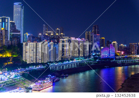 中国の重慶の光輝くとても美しい夜景 132452638
