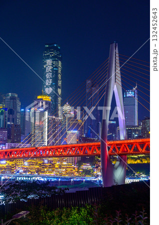 中国の重慶の光輝くとても美しい夜景 132452643