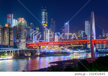 中国の重慶の光輝くとても美しい夜景 132452645
