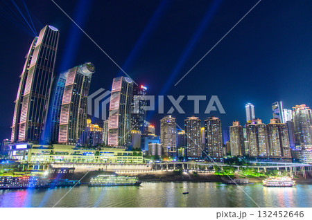 中国の重慶の光輝くとても美しい夜景 132452646