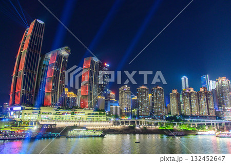 中国の重慶の光輝くとても美しい夜景 132452647
