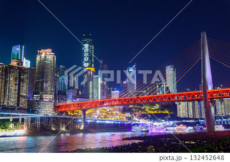 中国の重慶の光輝くとても美しい夜景 132452648