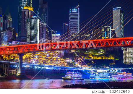 中国の重慶の光輝くとても美しい夜景 中国の重慶の光輝くとても美しい夜景 132452649