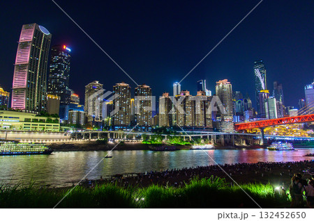 中国の重慶の光輝くとても美しい夜景 132452650