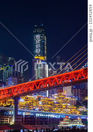 中国の重慶の光輝くとても美しい夜景 132452654