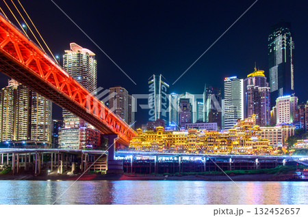 中国の重慶の光輝くとても美しい夜景 132452657