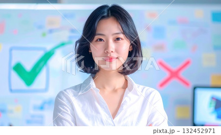 白いシャツの若い女性のポートフォリオ 132452971