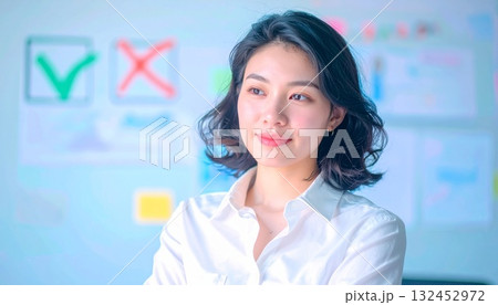 白いシャツの若い女性のポートフォリオ 132452972