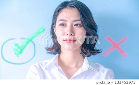 エプロン姿の若い女性 132452973