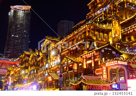 中国の重慶にある洪崖洞のとても美しい夜景 132453141