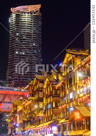 中国の重慶にある洪崖洞のとても美しい夜景 132453142