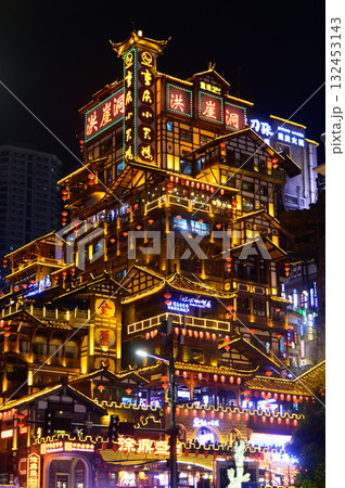 中国の重慶にある洪崖洞のとても美しい夜景 中国の重慶にある洪崖洞のとても美しい夜景 132453143