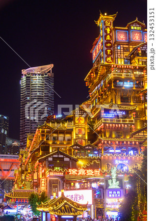 中国の重慶にある洪崖洞のとても美しい夜景 132453151