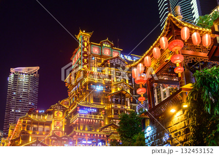 中国の重慶にある洪崖洞のとても美しい夜景 中国の重慶にある洪崖洞のとても美しい夜景 132453152