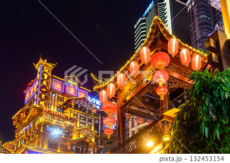 中国の重慶にある洪崖洞のとても美しい夜景 中国の重慶にある洪崖洞のとても美しい夜景 132453154