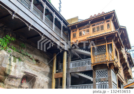 中国の重慶にある十八梯のとても美しい古い街並み風景 132453653