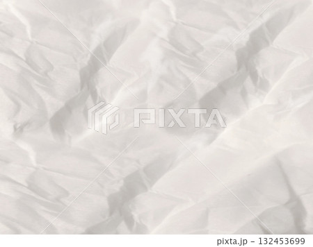 くしゃくしゃにシワのついた紙　拡大画像 132453699