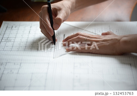 建築図面を製図する日本人建築士の手元 建築図面を製図する日本人建築士の手元 132453763