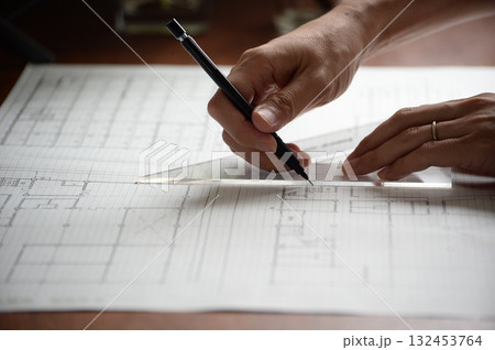 建築図面を製図する日本人建築士の手元 132453764