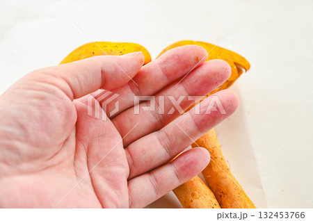 手に残る黄褐色の粉 手に残る黄褐色の粉 132453766