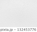 白い壁紙　でこぼこ　テクスチャ　素材	 132453776