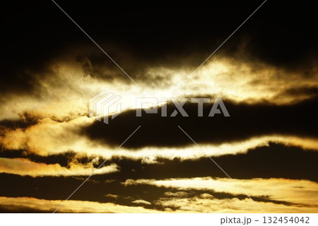 雲の隙間から見える太陽 132454042