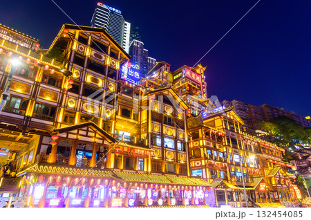 中国の重慶の光輝くとても美しい夜景 中国の重慶の光輝くとても美しい夜景 132454085