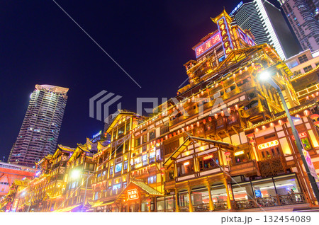 中国の重慶の光輝くとても美しい夜景 132454089