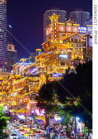 中国の重慶の光輝くとても美しい夜景 132454093