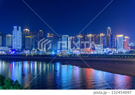 中国の重慶の光輝くとても美しい夜景 中国の重慶の光輝くとても美しい夜景 132454097