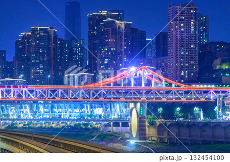 中国の重慶の光輝くとても美しい夜景 132454100